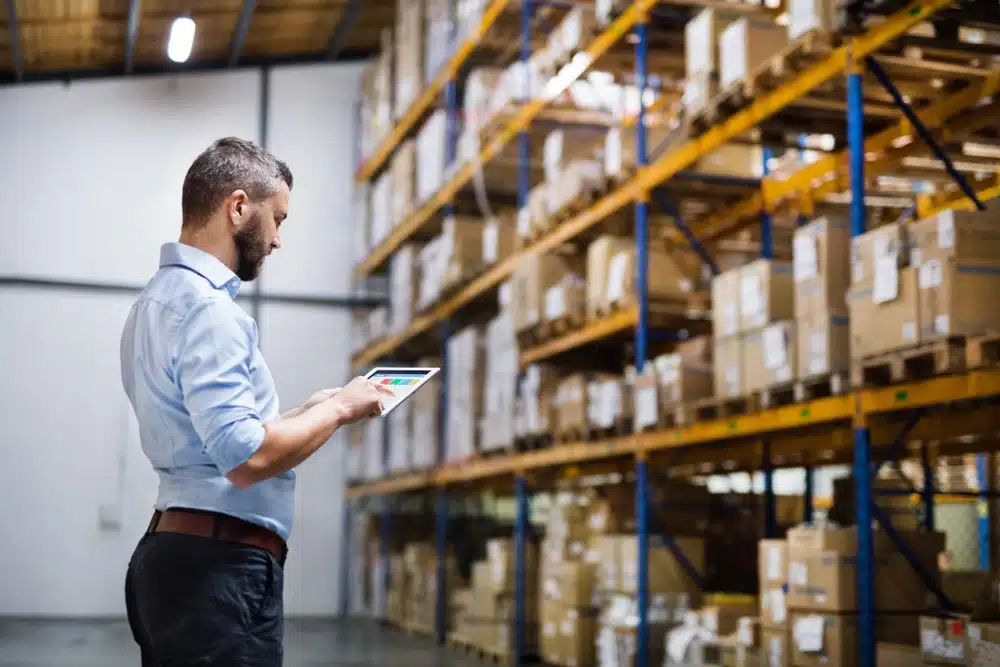 Warehouse manager using tablet for inventory management in 3PL distribution center